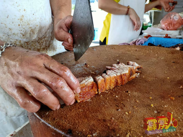 黄云添快刀切肉,可保持肉质的完好免被破坏。