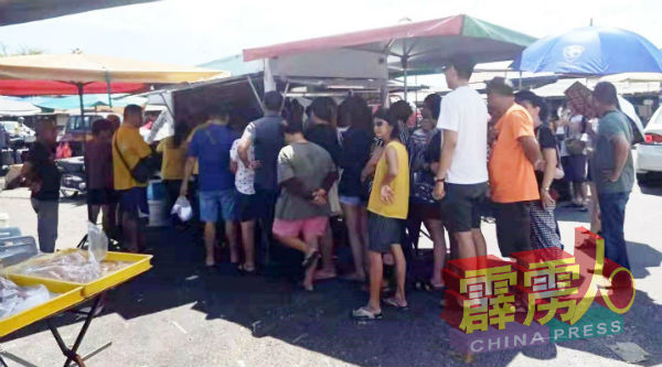 为了吃到好吃的烧肉,顾客心甘情愿地排队等候购买。