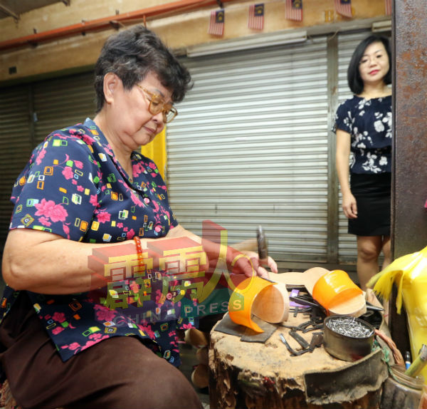 虽然顾客量已大不如前，但姚彩玉仍每天继续经营木屐生意。