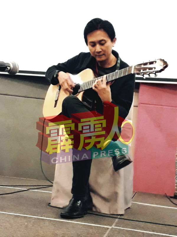 蔡国洪以吉他演奏歌曲，并上传至面子书，与网友一起分享，自娱娱人。