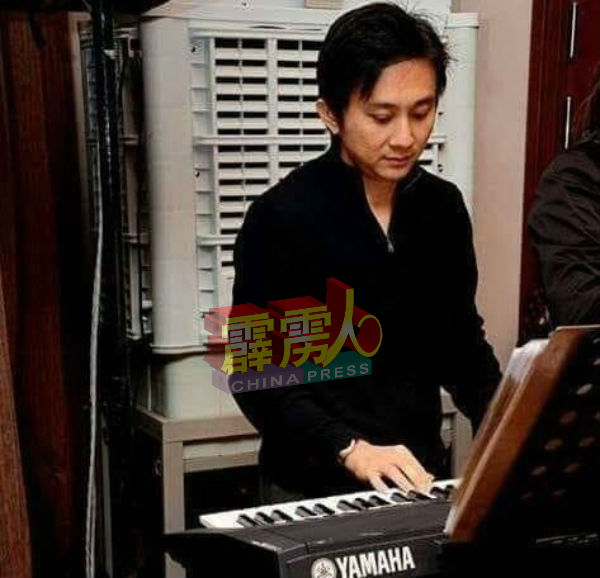 蔡国洪演奏80年代、90年代的经典歌曲，希望网友可轻松的度过行动管制令。