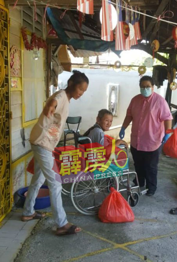 爱心饭堂除了派饭给老翁夫妇,日前也派发干粮给他们;右为黄美圆。