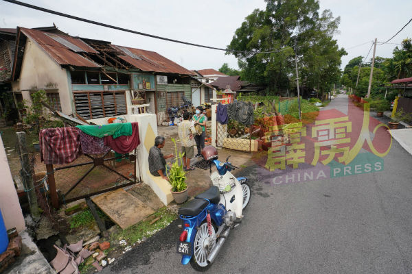 兵如港新村估计有约80户住家及30间店舖受到风灾影响，面对“树倒瓦掀”的情况。