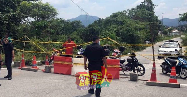 甘榜拿督阿末赛益路通往永安园及江沙路的捷径，率先被警方封锁。