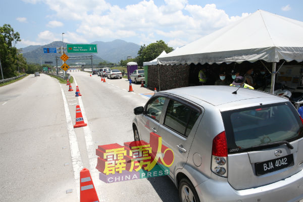 武吉阿曼交通调查及执法组在靠近九洞入口处设路检，确保跨区者拥有通行证，否则一律被指示U转。