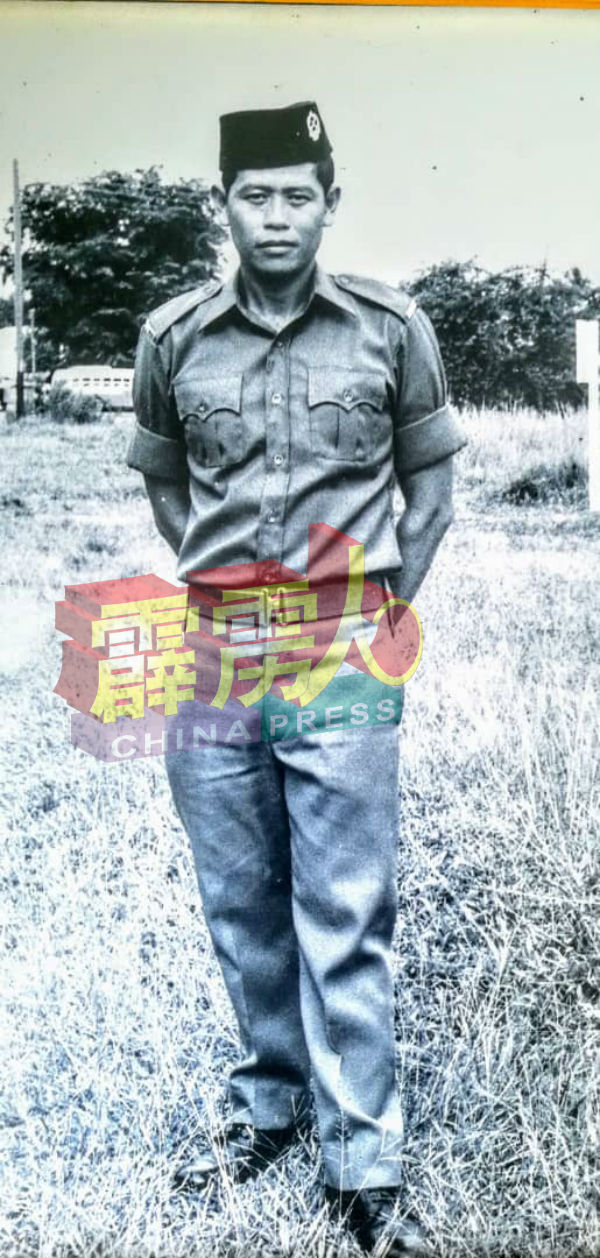 梁明年轻担任军警人员时，身穿军警制服，英姿焕发的身影。