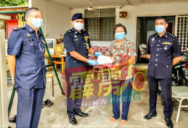 苏利斯米（左2）移交警察身后信託基金，给已故梁明的妻子魏带娣（左3），由古大州（左起）与端曼见证。