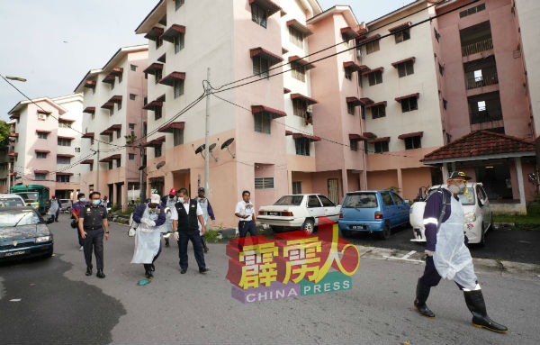 怡保市政厅工作人员,兵分多路为组屋进行消毒工作。