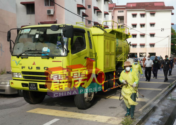 清洗道路的水槽车,改装成喷射消毒液的槽车,以在组屋外大规模的消毒。