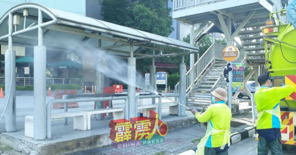 人流多的巴士站及行人天桥，一律都得消毒。