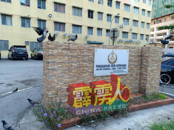 工作人员到人民组屋进行消毒。
