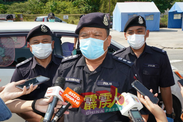 阿斯马迪(中)在路检召开记者会;左起为马苏基及哈斯尼。