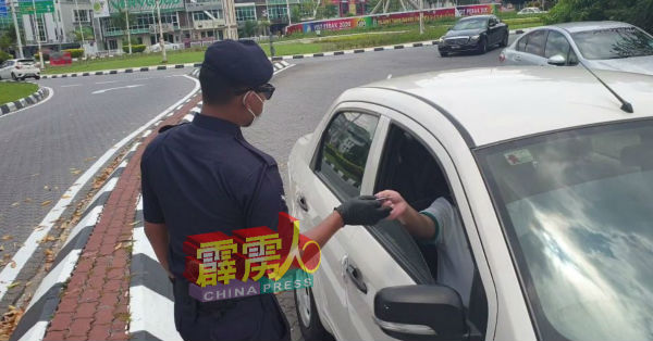 警方待民众U转后,才归还大马卡。