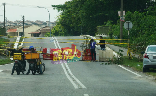 送餐员因SPPK路段被封锁头疼不已，一些业者则要求顾客前来自取订购的物品。