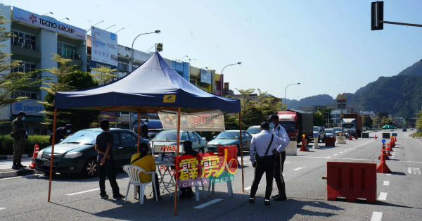在烈日当空执勤的军警并没因周六,车流量减少而松懈。