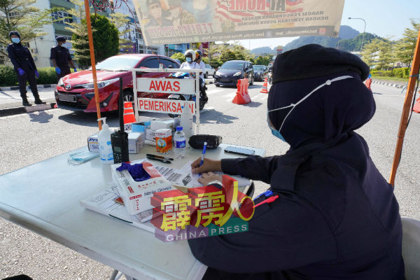 女警记录各种途经交通工具数额。