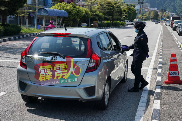 执勤警察在车辆U转后,始交还大马卡给驾驶者。