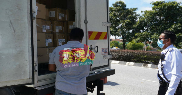 警察抽样检查途经路检的货车。