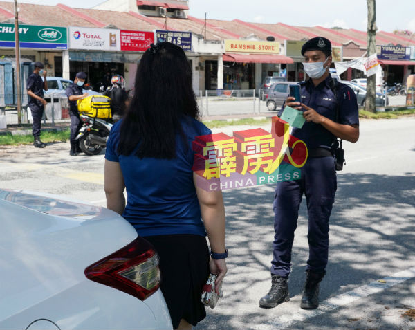 执勤警察拍下以载父亲复诊为由的女儿样子及车牌号码。