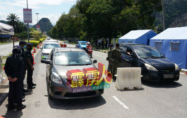 .军警在打扪路展开新冠肺炎路障；左2为沙鲁警长。