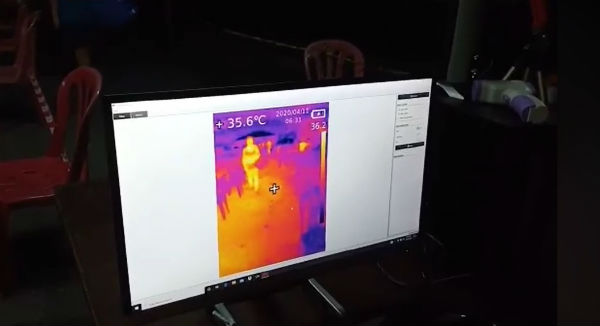该仪器连接电脑后，在民众经过仪器时，电脑就会立即显示有关人士的体温。