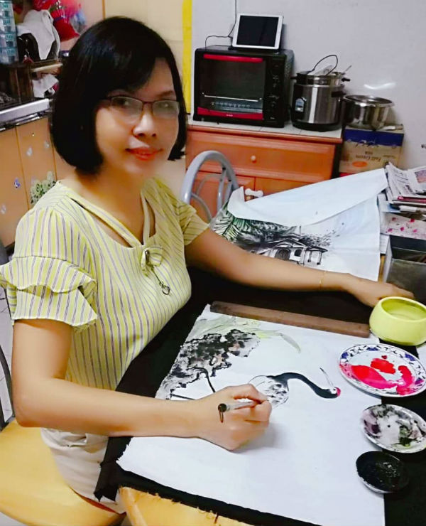 林涵霜每天都练习画水墨画。