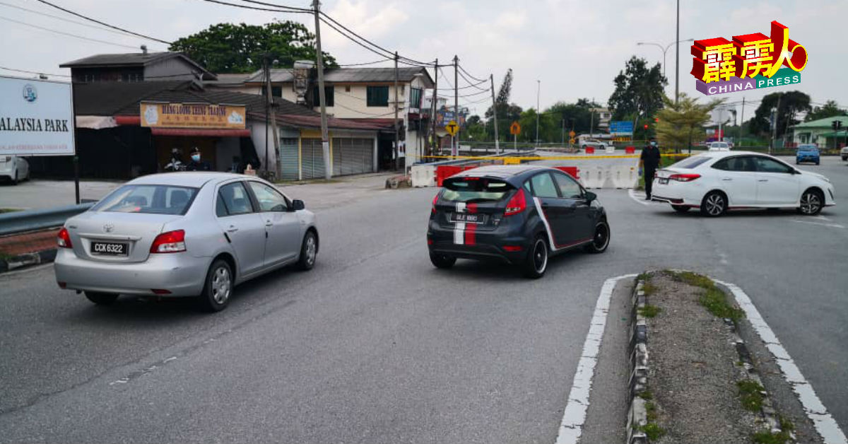 车主都很配合，纷纷依据警员指示使用其他路段或者U转回去。