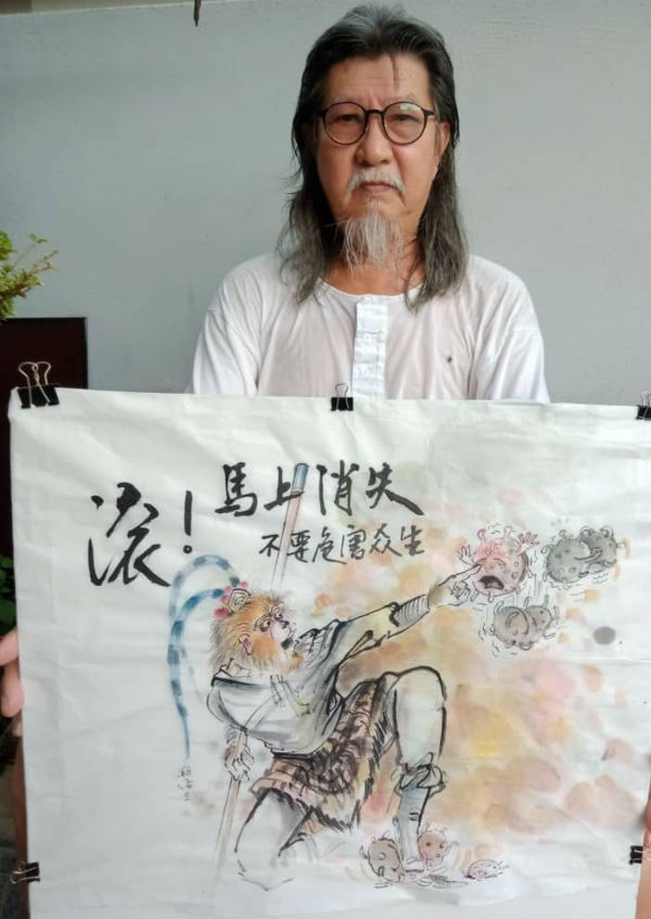 李朝俊展示“老孙棒打肺炎妖”作品。