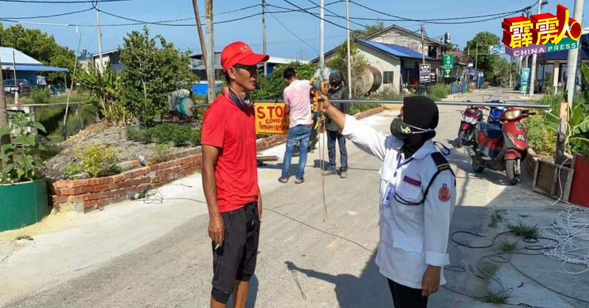 要入村者需先在守卫处测量体温。