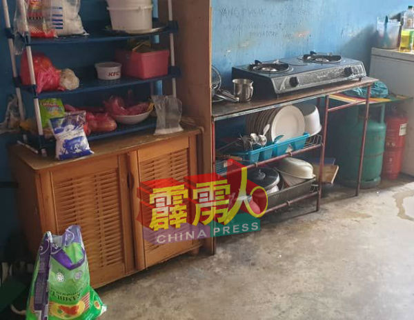 印尼外劳宿舍厨房仅剩少许白米及鱼只。