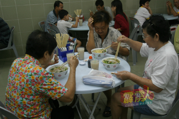 茶餐室被允许堂食，不过食客户之间及毗邻桌椅都需保持至少2公尺的社交距离。（档案图）