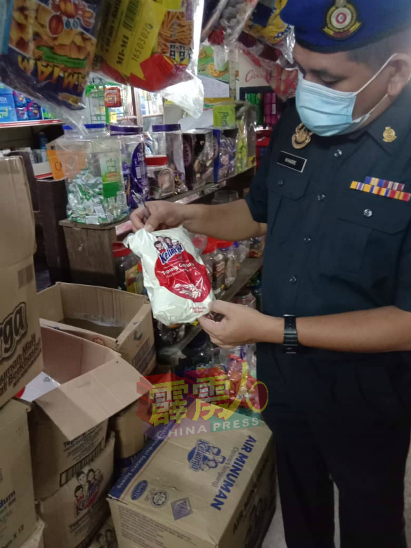 执法人员检查杂货店内的必需品及标价。