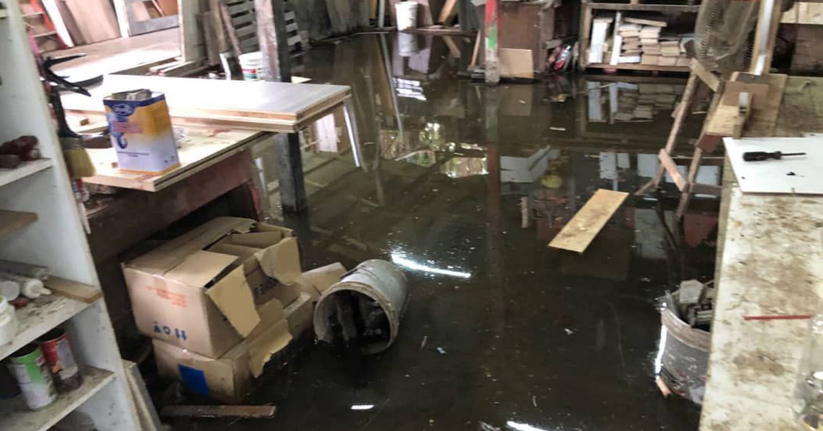 家具厂遭受泛滥之苦,造成损失与不便。