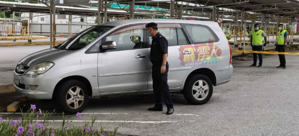 钟武钦視察死者轿车。