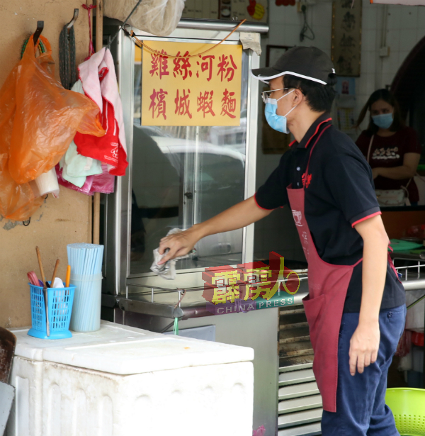 部分饮食业者也忙于进行清理工作。