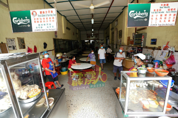 由于饮食业不允堂食，茶室小贩及员工只能静待消费者上门打包食物。