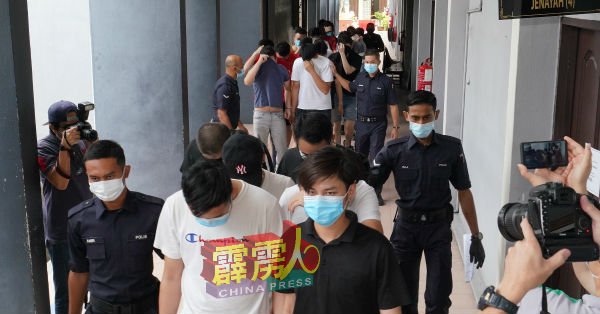 26名男顾客被押往推事庭面控。