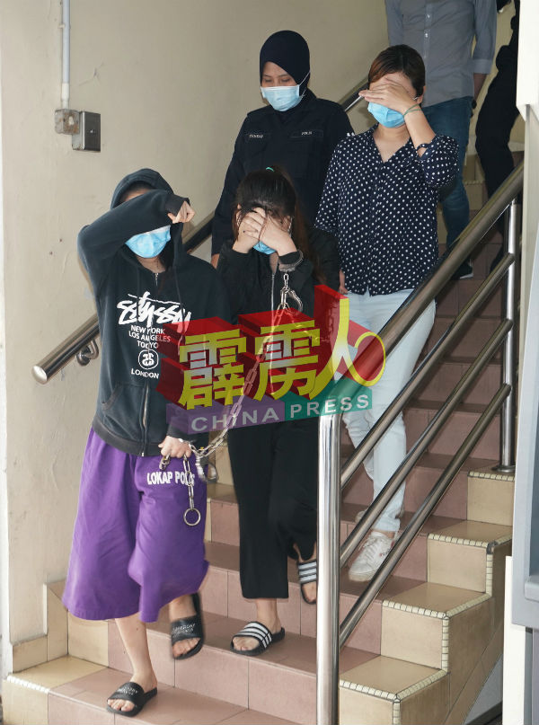 女庭警在3名女顾客面控被判后,押离推事庭。
