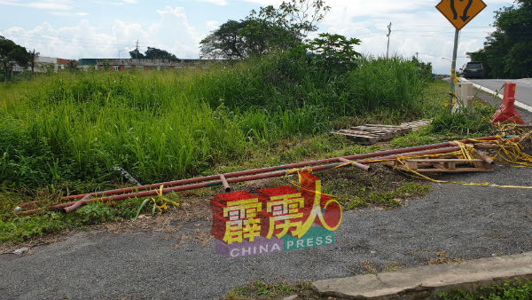 用作封锁SPPK与夏苑路段的废铁被移到路旁。