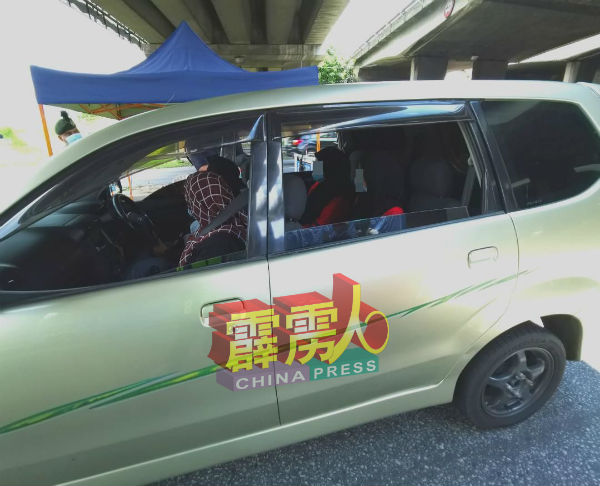 载有4人的车辆，受到警方严查。