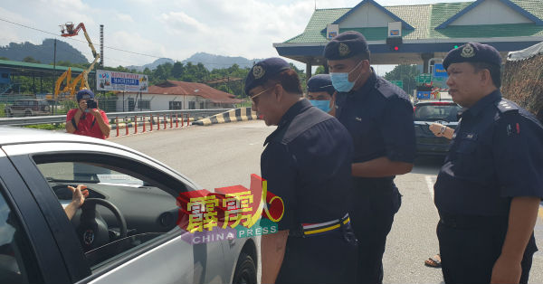 拉扎鲁丁（右3）检查进入大道的驾驶人士；右为阿斯马迪。