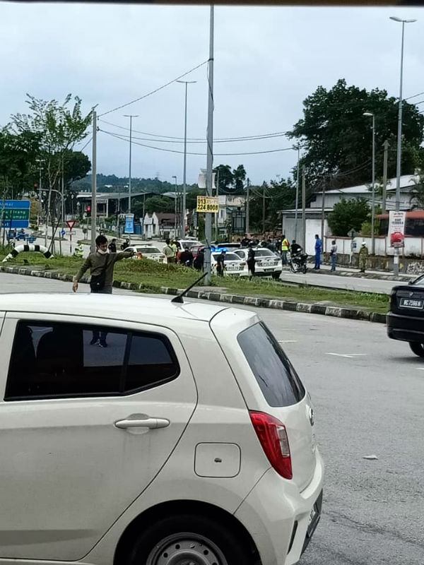 警方在追捕嫌犯时,引起民众注意,更有民众在面子书分享,并一度以为是发生打抢事件。(图取自面子书)