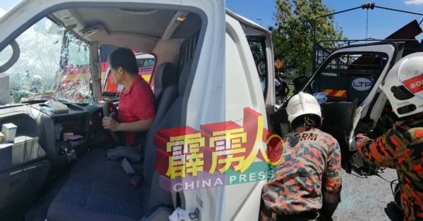 车祸发生后，客货车的挡风玻璃破裂。