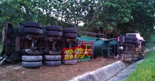 载有氧液的拖格罗厘翻落在大道路肩。