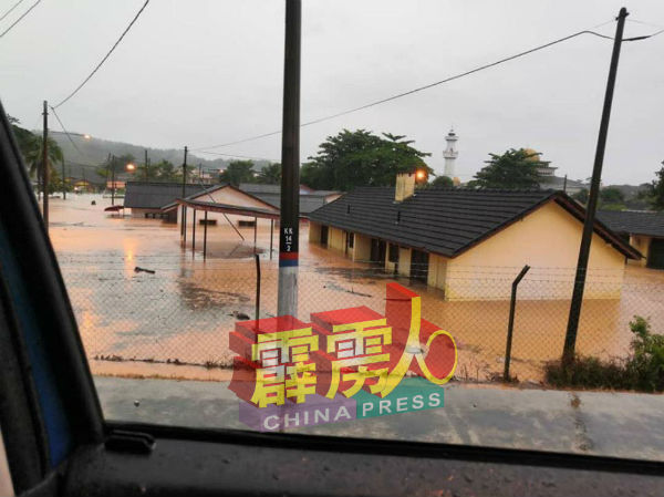 仕林河旧诊疗所的大半建筑物都被洪水淹没。