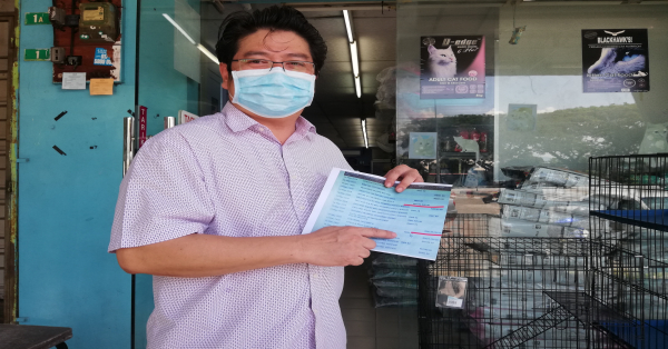苏家斌展示商人户头的支票汇入资料。