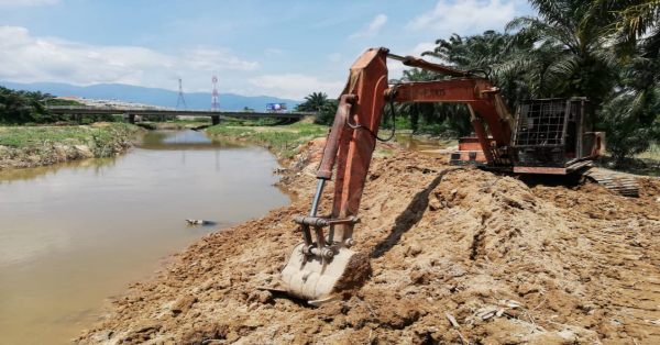 除了抢修河堤,当局长远计划是要新建一道长防洪堤。