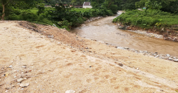 上个月豪雨中都拜河泛滥成灾,目前抢修河壁计划已完成首阶段工程。