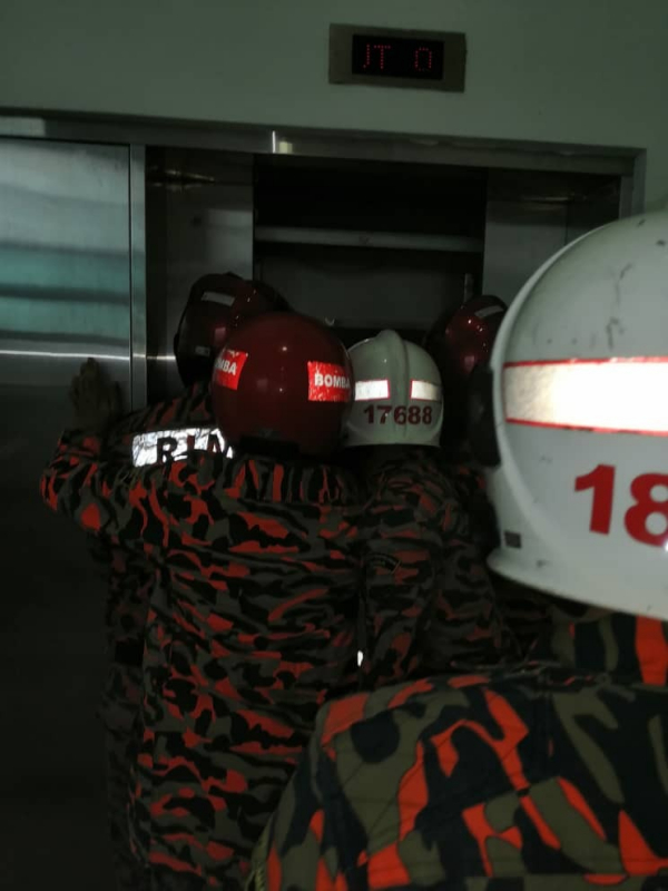 2人受困升降机内数分钟后,最后被解困救出。