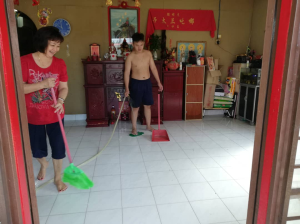 住家被水淹及,灾民动员大小忙碌清洗。